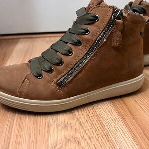 Ecco Women’s Shoe/Bootie size 37. Fits women’s 6.